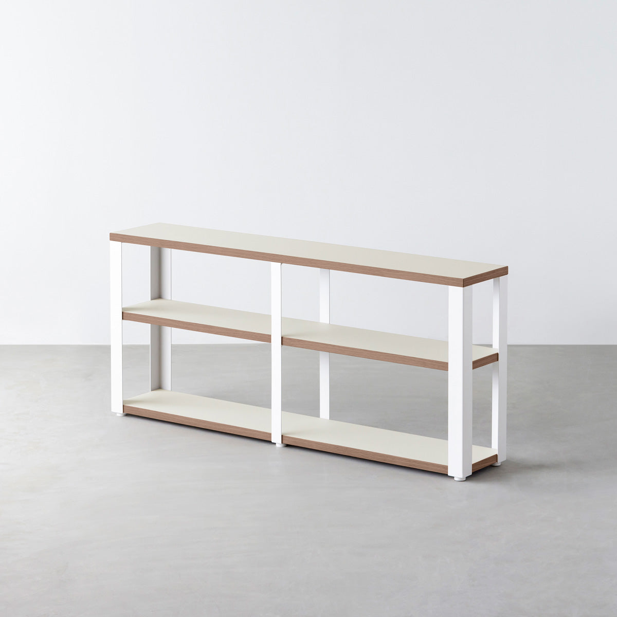 KanademonoのリノリウムMushroom棚板とマットホワイト鉄脚のストレージシェルフ幅121~160cm（ウォルナット）