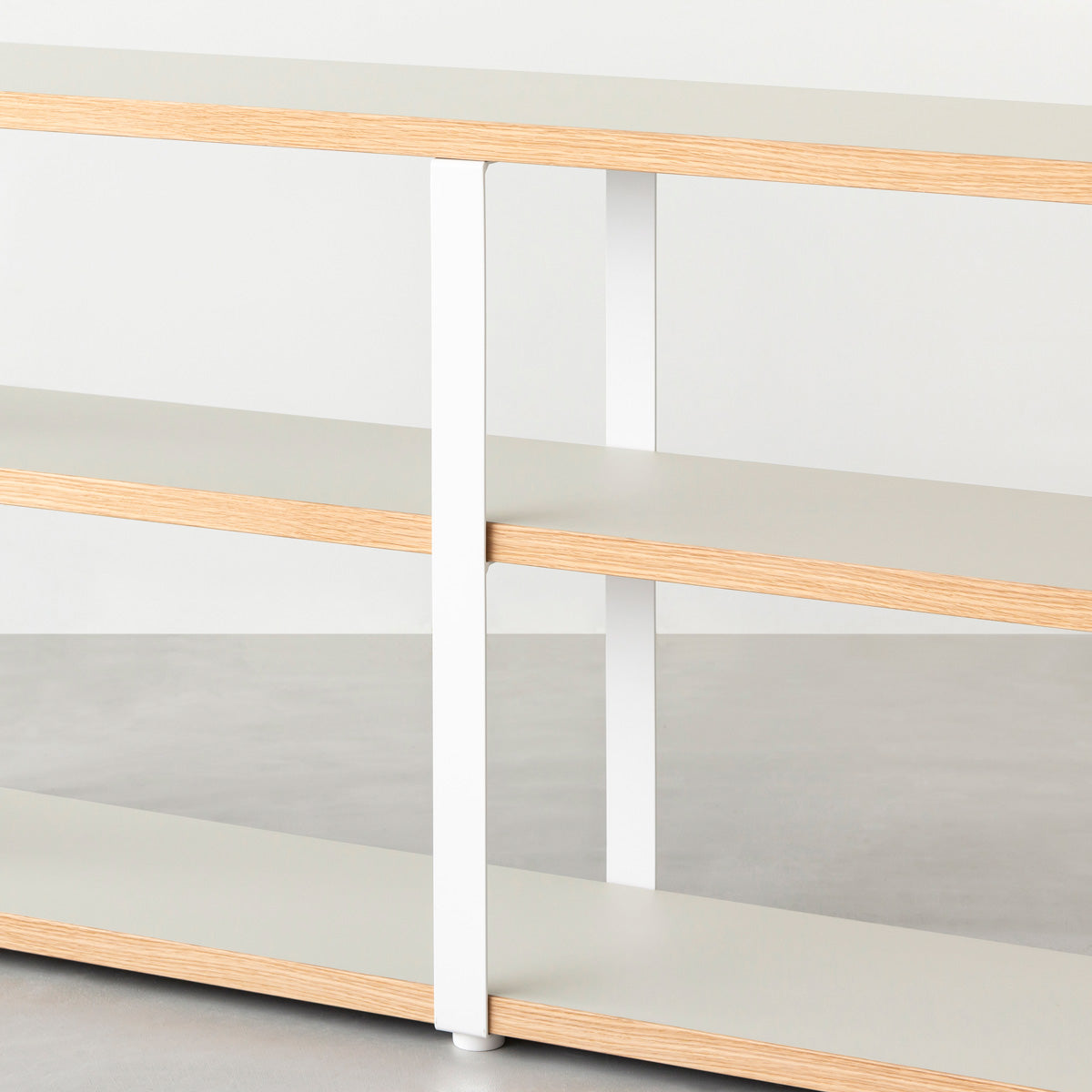 KanademonoのリノリウムPebble棚板とマットホワイト鉄脚のストレージシェルフ幅121~160cm（寄り）