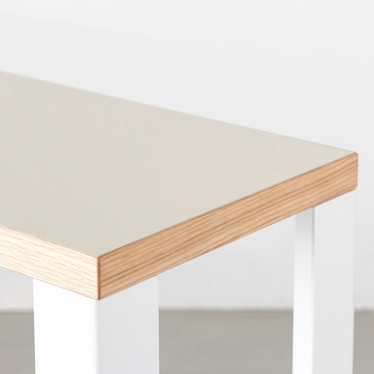 KanademonoのリノリウムMushroom棚板とマットホワイト鉄脚のストレージシェルフ幅60~120cm（寄り）