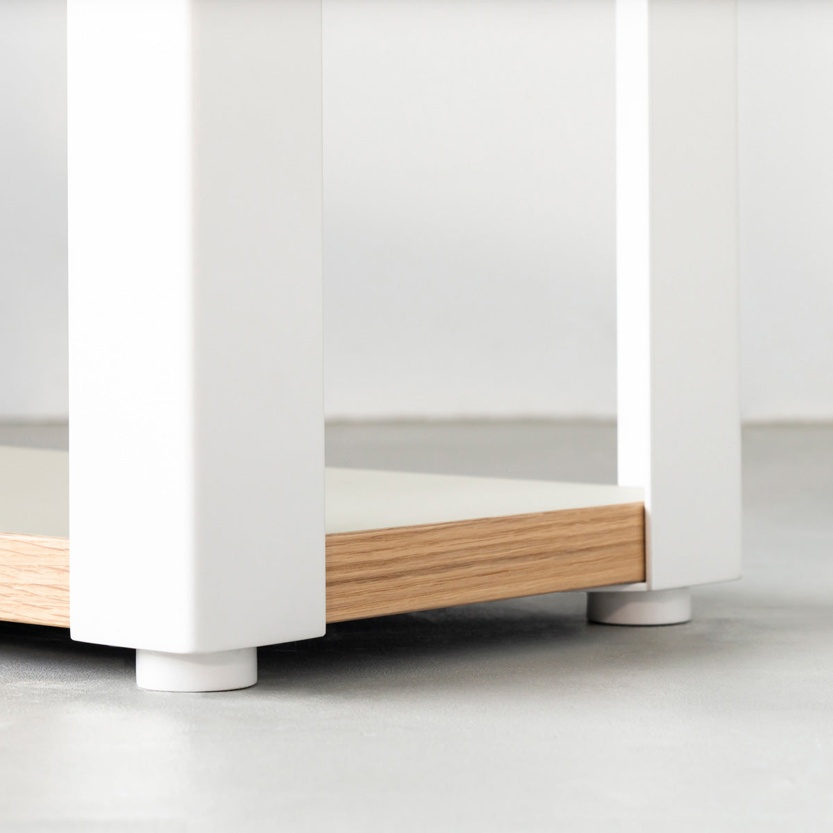 KanademonoのリノリウムMushroom棚板とマットホワイト鉄脚のストレージシェルフ幅60~120cm（下部）