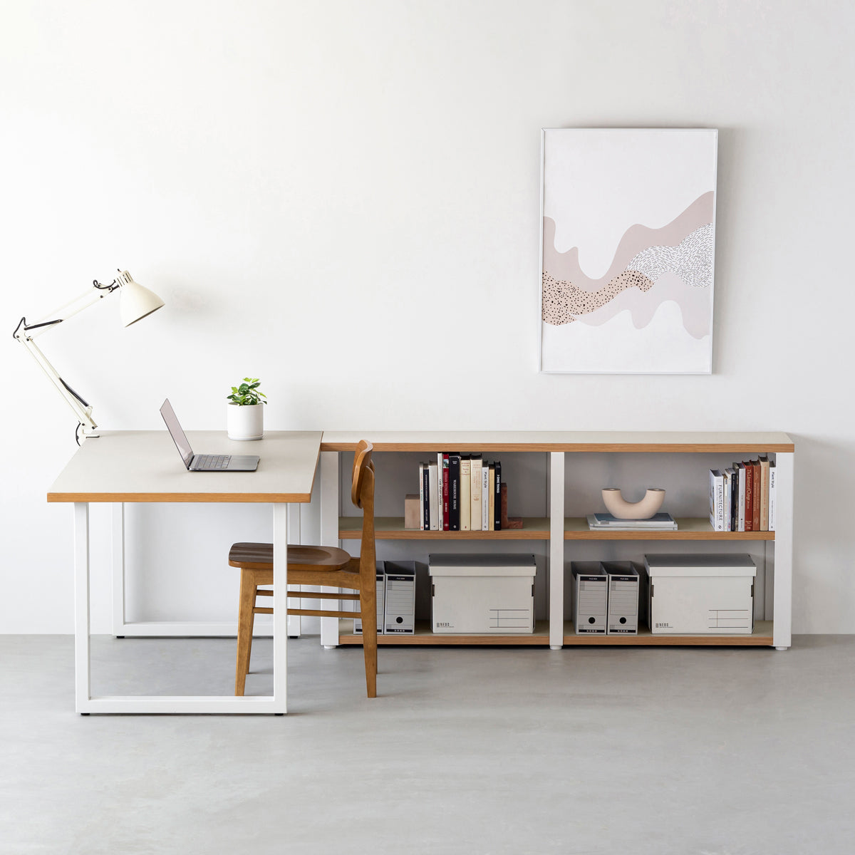 KanademonoのリノリウムMushroom棚板とマットホワイト鉄脚のストレージシェルフ幅121~160cm（使用例）