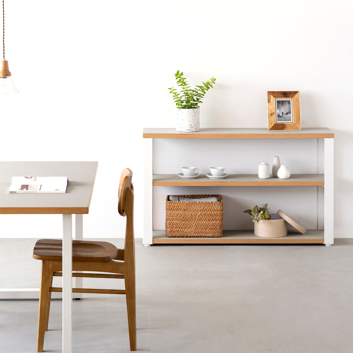 KanademonoのリノリウムMushroom棚板とマットホワイト鉄脚のストレージシェルフ幅60~120cm（使用例）