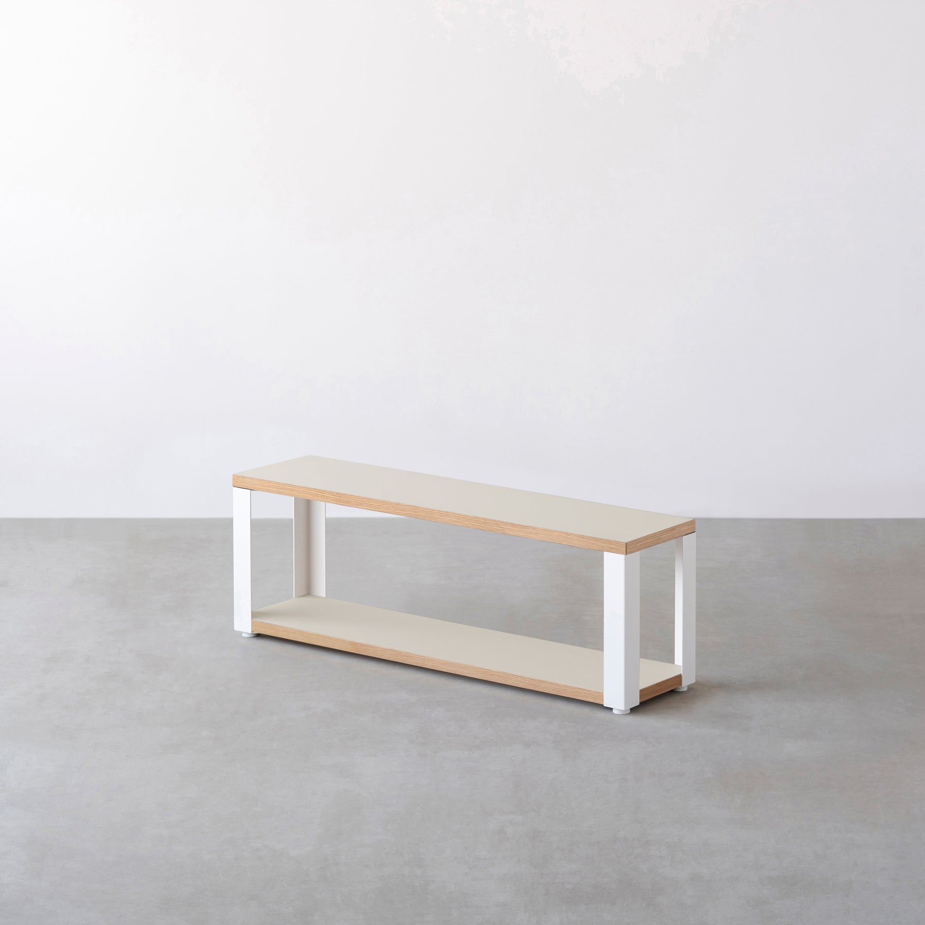 Kanademonoのリノリウム素材の棚板にホワイトのアイアンフレームを組み合わせた２段ストレージシェルフ / Mushroom