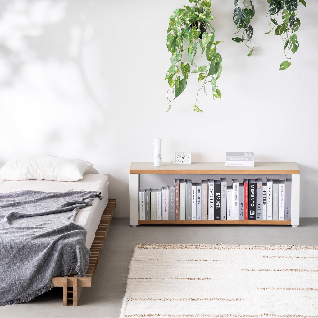 Kanademonoのリノリウム素材の棚板にホワイトのアイアンフレームを組み合わせた２段ストレージシェルフ / Mushroom（使用例）