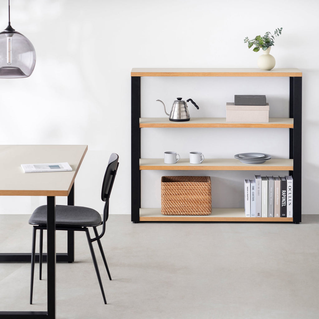 Kanademonoのリノリウム素材の棚板にブラックアイアンフレームを組み合わせた４段ストレージシェルフ /Mushroom（使用例）