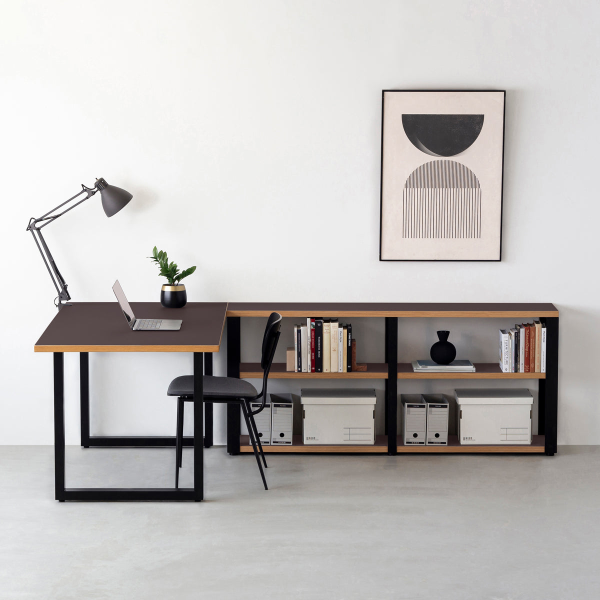 KanademonoのリノリウムMauve棚板とマットブラック鉄脚のストレージシェルフ幅121~160cm（使用例）