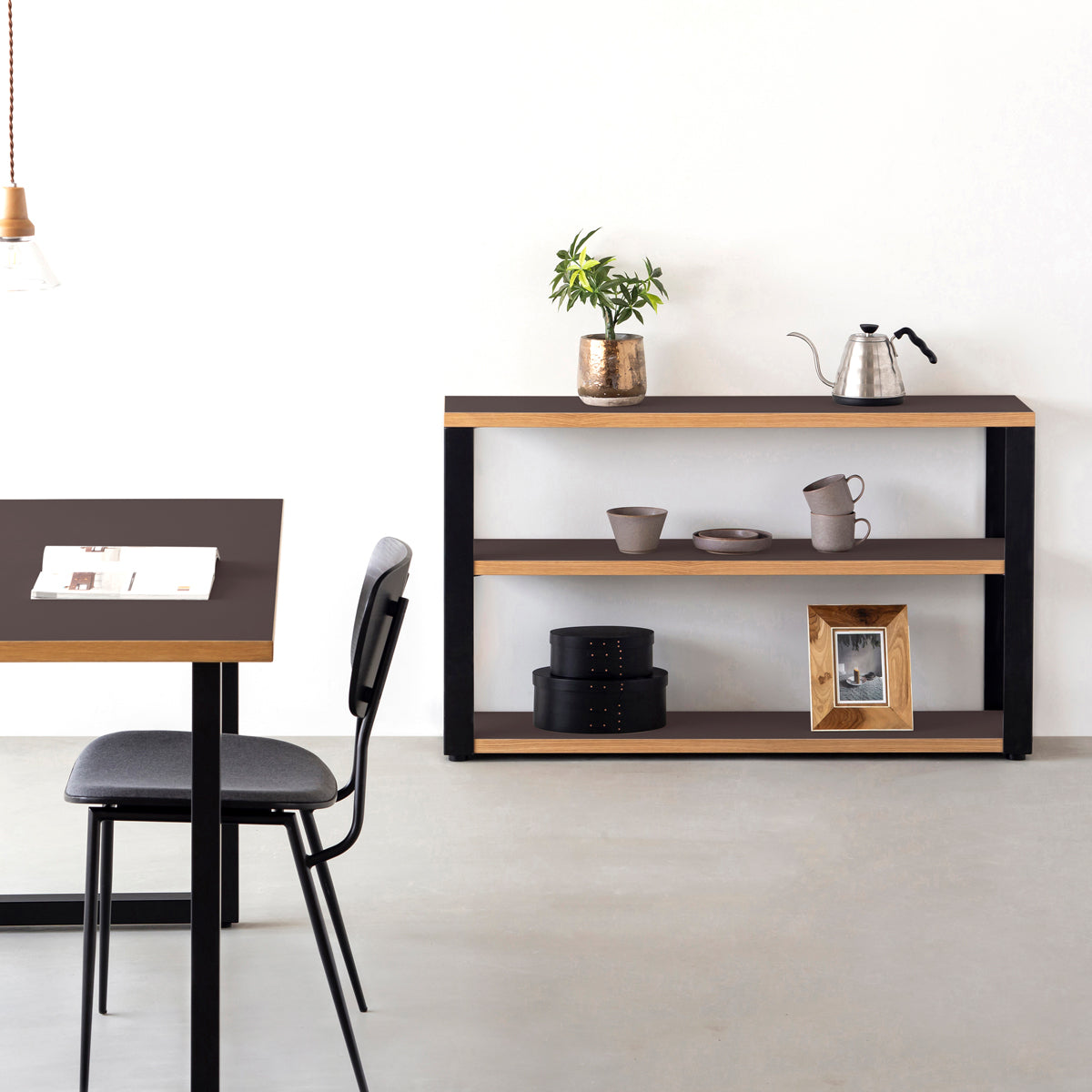 KanademonoのリノリウムMauve棚板とマットブラック鉄脚のストレージシェルフ幅60~120cm（使用例）