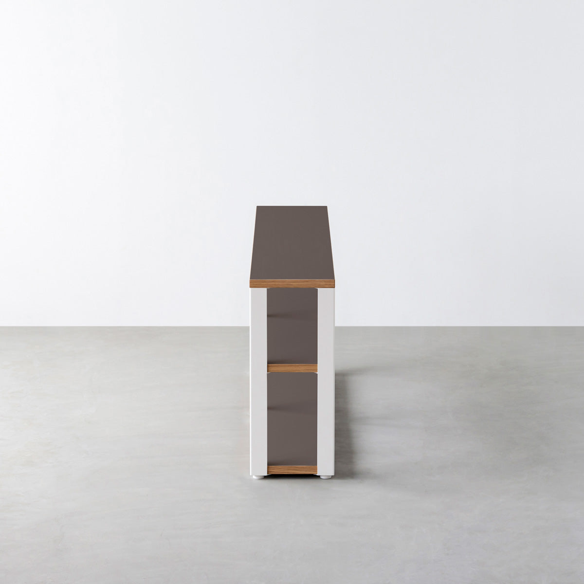 KanademonoのリノリウムMauve棚板とマットホワイト鉄脚のストレージシェルフ幅121~160cm（側面）