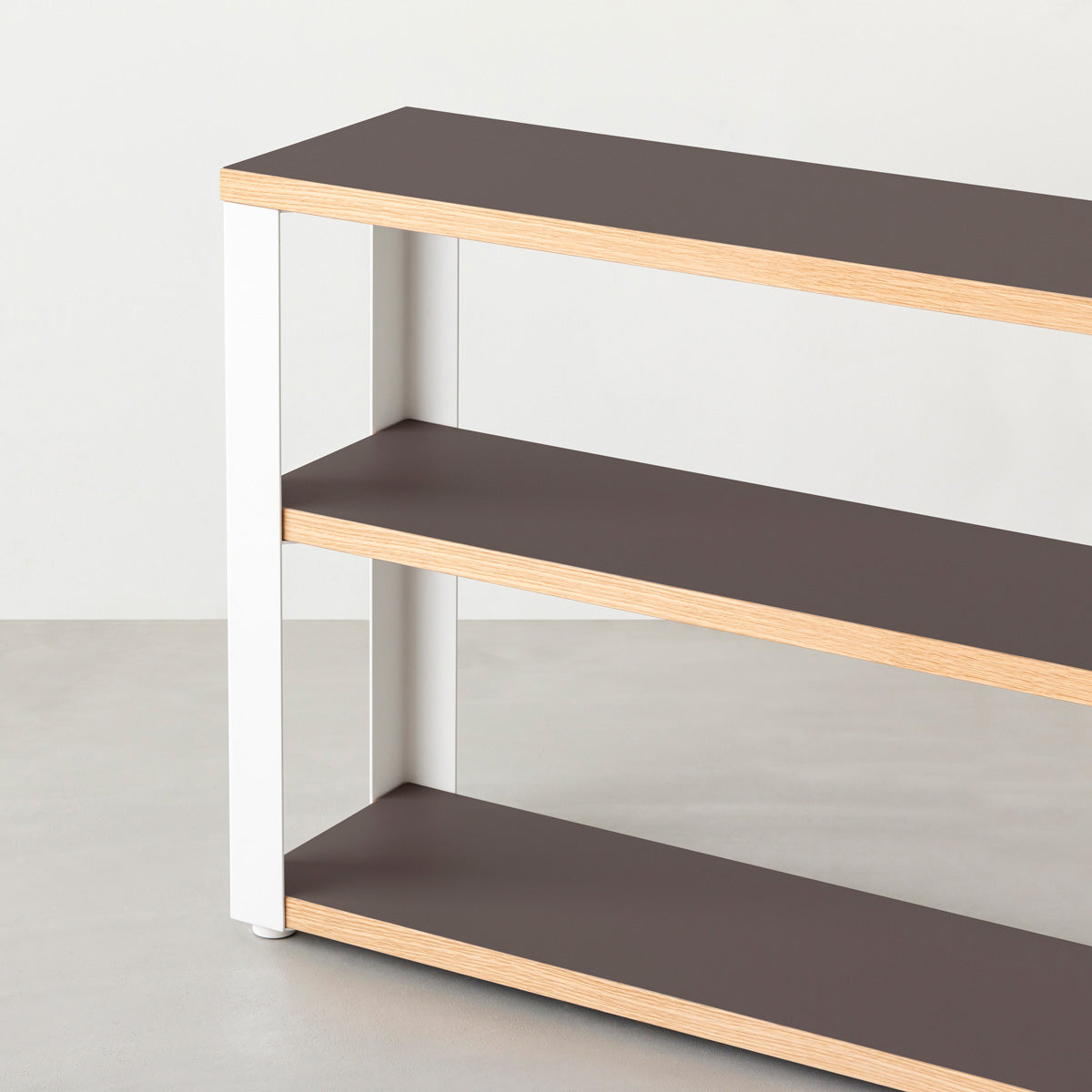 KanademonoのリノリウムMauve棚板とマットホワイト鉄脚のストレージシェルフ幅60~120cm（寄り）