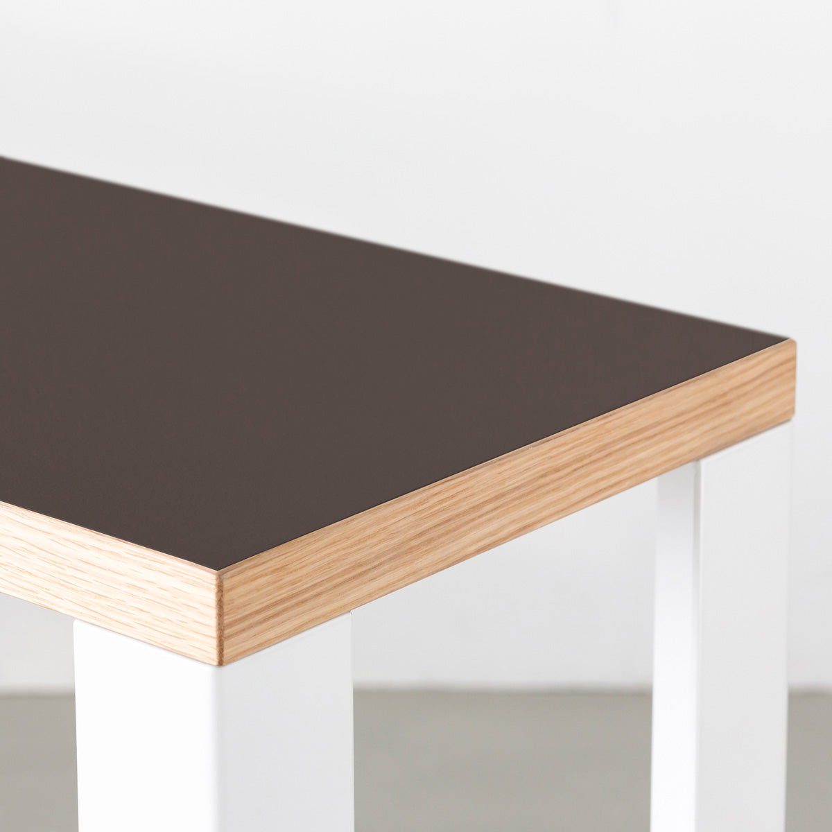 KanademonoのリノリウムMauve棚板とマットホワイト鉄脚のストレージシェルフ幅60~120cm（上部）