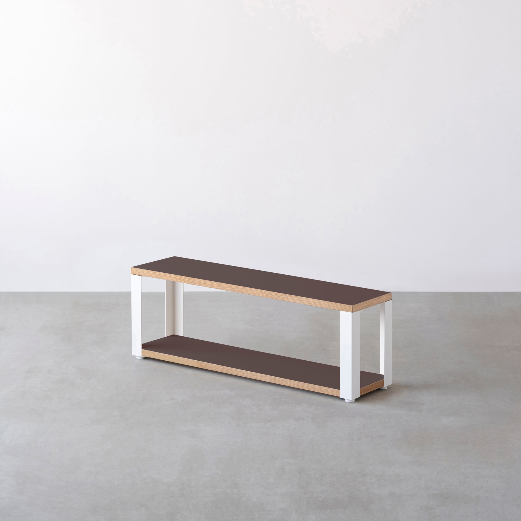 Kanademonoのリノリウム素材の棚板にホワイトのアイアンフレームを組み合わせた２段ストレージシェルフ /Mauve