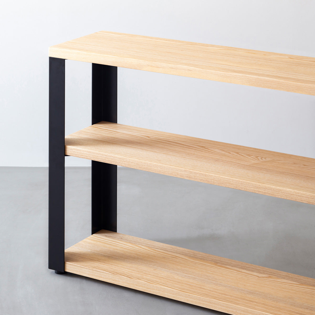 KANADEMONOのホワイトアッシュの棚板とマットブラックの鉄脚のストレージシェルフS(寄り)