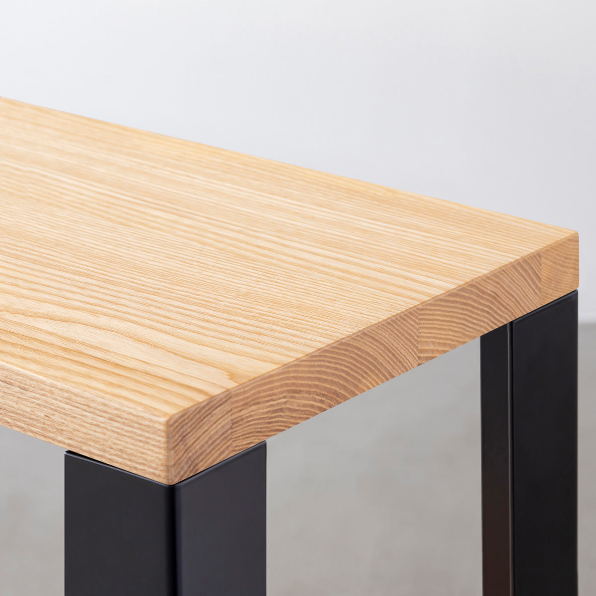 KANADEMONOのホワイトアッシュの棚板とマットブラックの鉄脚のストレージシェルフS(上部)