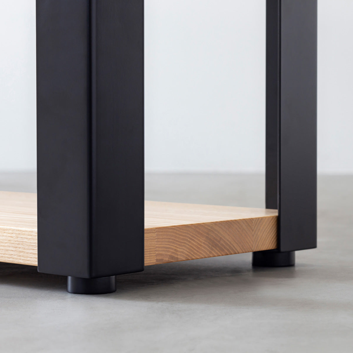 Kanademonoのホワイトアッシュ無垢材の棚板とマットブラックの鉄脚の４段ストレージシェルフS（脚）