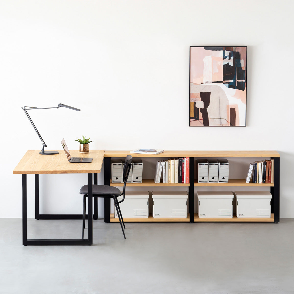 KANADEMONOのホワイトアッシュの棚板とマットブラックの鉄脚のストレージシェルフM(使用例)
