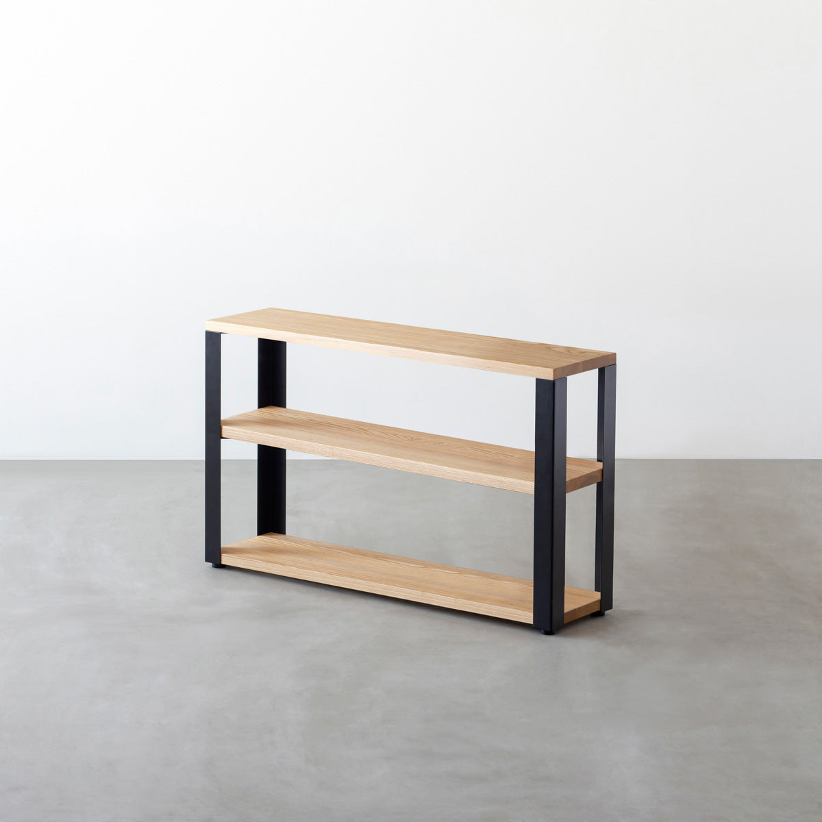 KANADEMONOのホワイトアッシュの棚板とマットブラックの鉄脚のストレージシェルフS