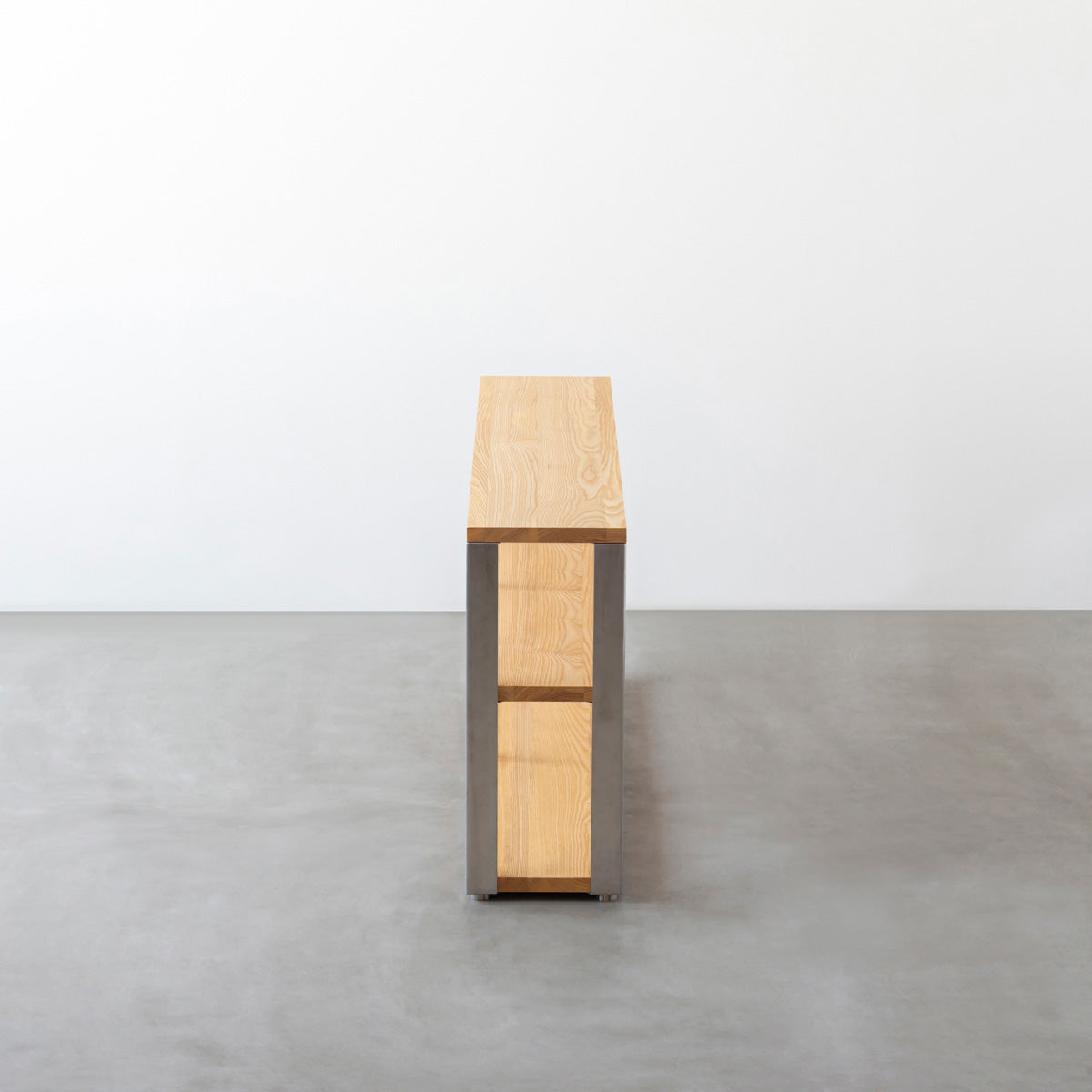 KANADEMONOのホワイトアッシュの棚板とステンレス脚のストレージシェルフM(側面)