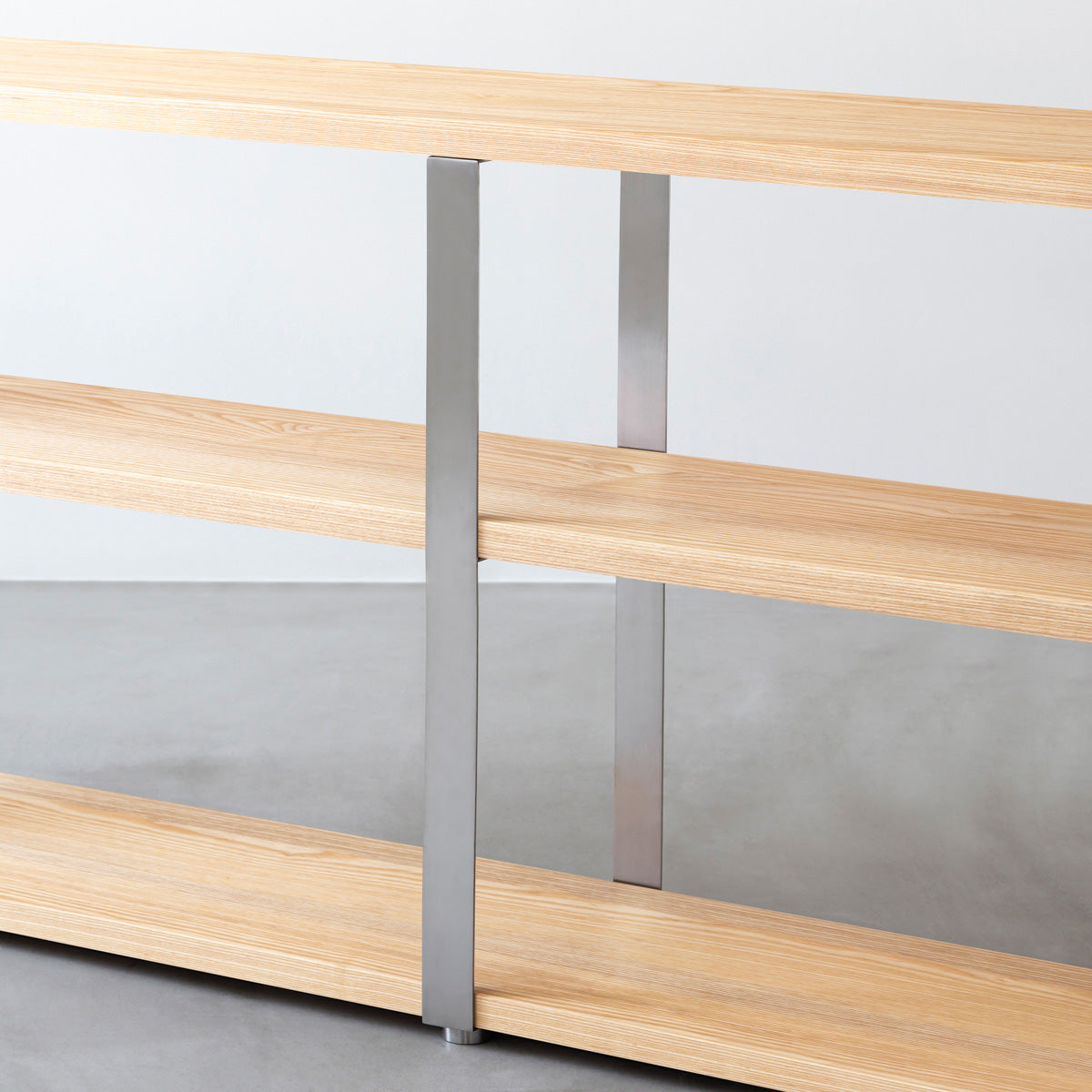 KANADEMONOのホワイトアッシュの棚板とステンレス脚のストレージシェルフM(中間脚)