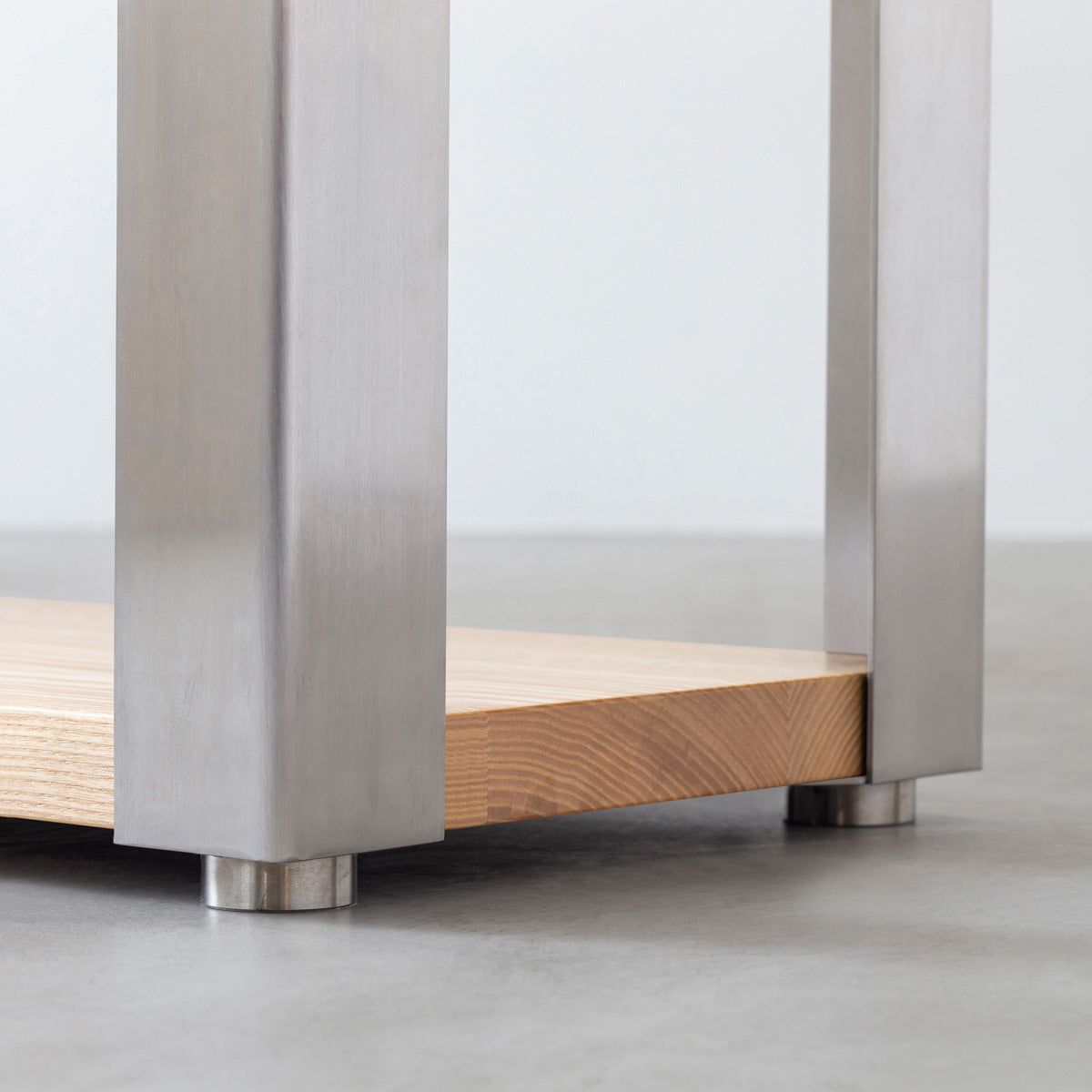 Kanademonoの無垢材ホワイトアッシュの棚板とステンレスの鉄脚の２段ストレージシェルフS（脚）