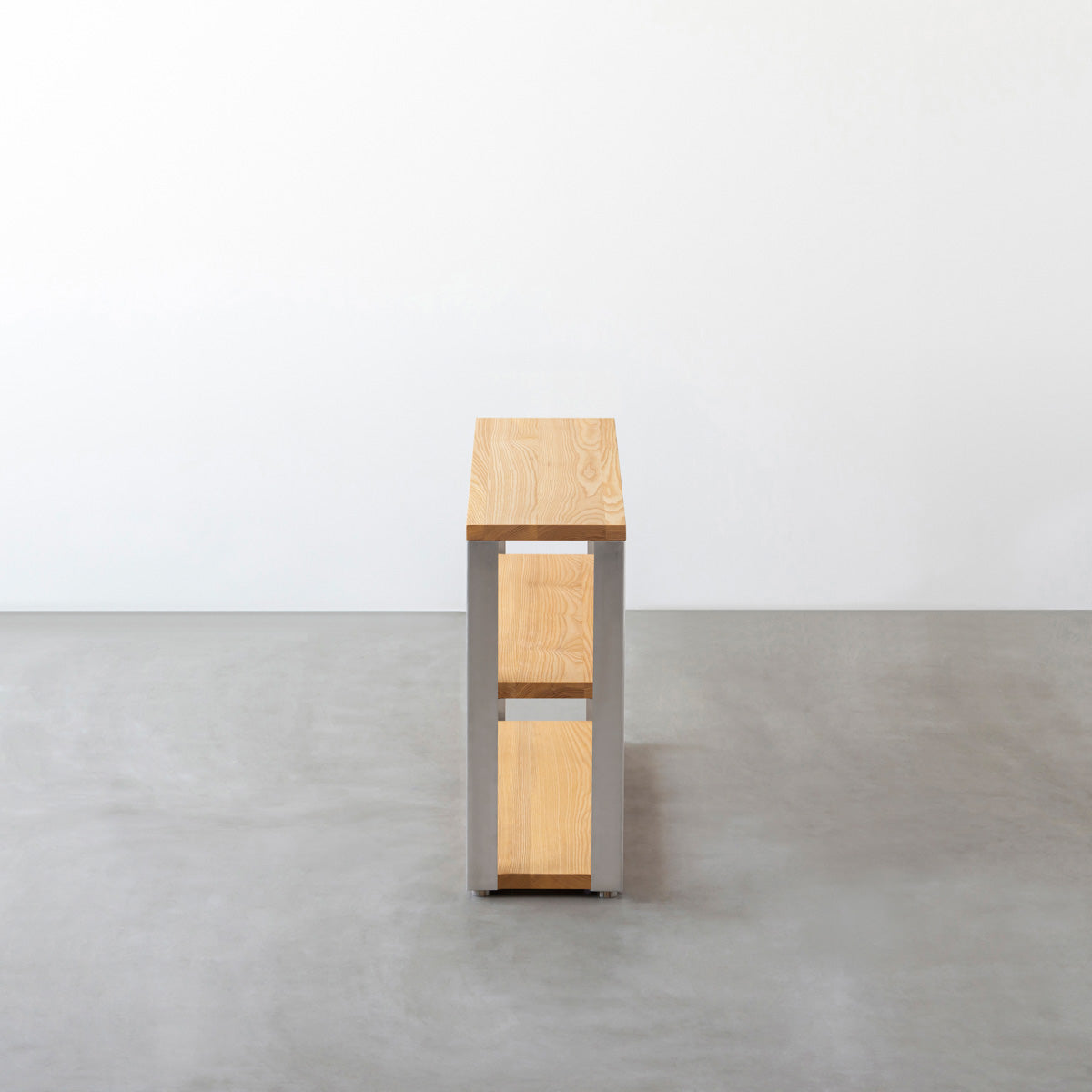 KANADEMONOのホワイトアッシュの棚板とステンレス脚のストレージシェルフS(側面)