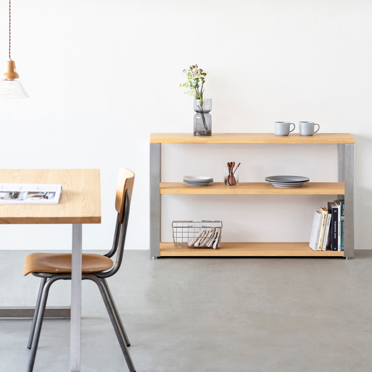 KANADEMONOのホワイトアッシュの棚板とステンレス脚のストレージシェルフS(使用例)