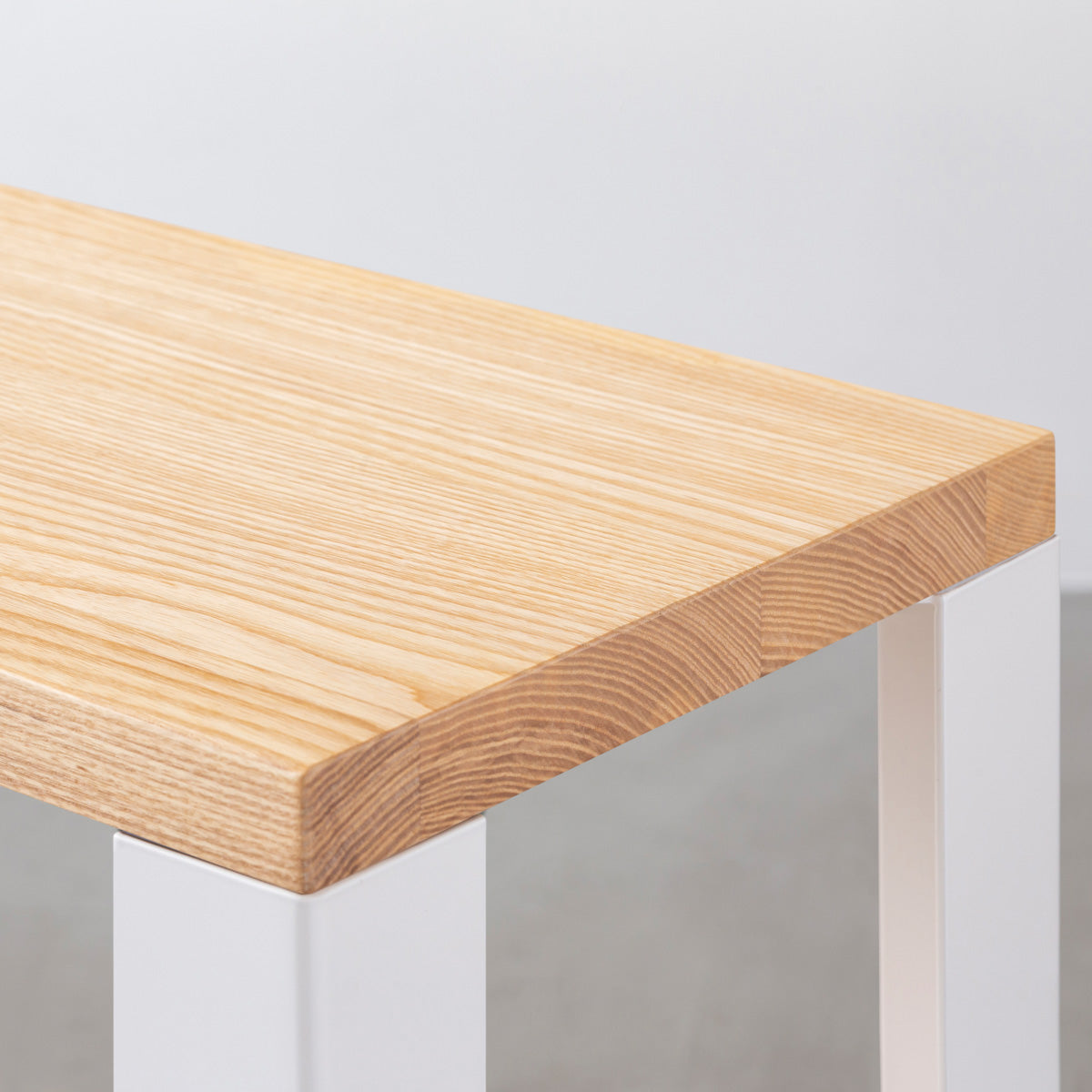 Kanademonoの無垢材ホワイトアッシュの棚板とホワイトの鉄脚の２段ストレージシェルフS（棚板）