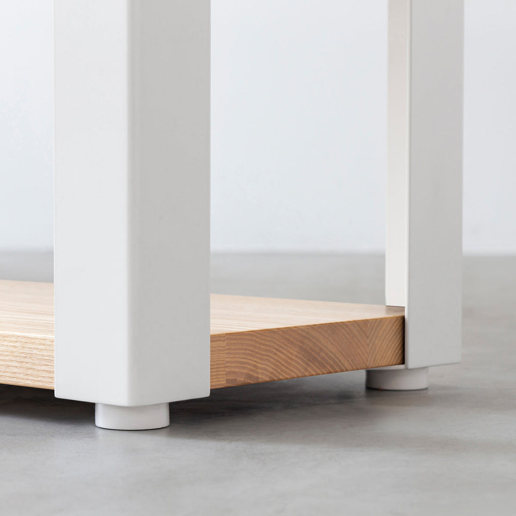 Kanademonoの無垢材ホワイトアッシュの棚板とホワイトの鉄脚の２段ストレージシェルフS（脚）