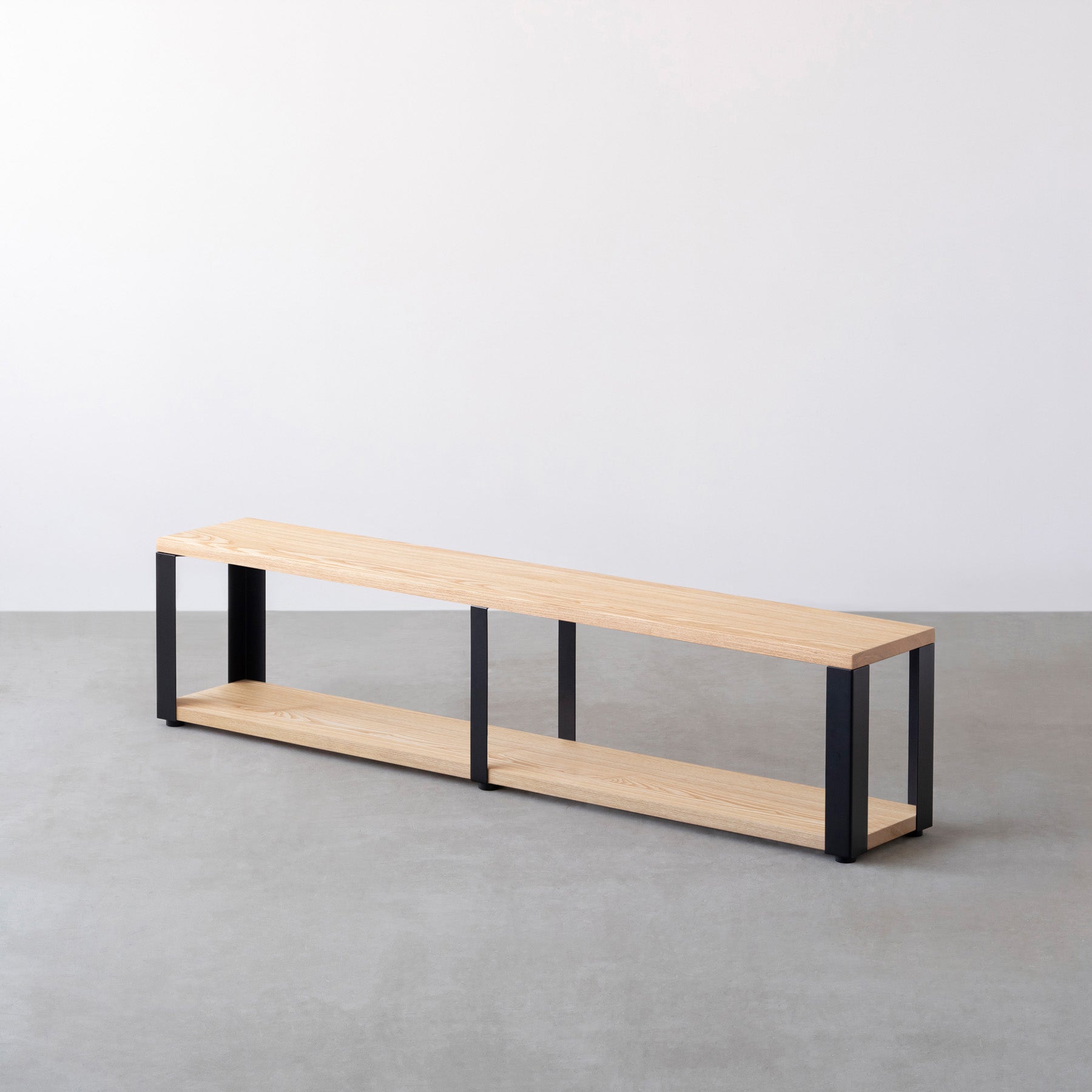 Kanademonoのホワイトアッシュ無垢材の棚板とマットブラックの鉄脚の２段ストレージシェルフM