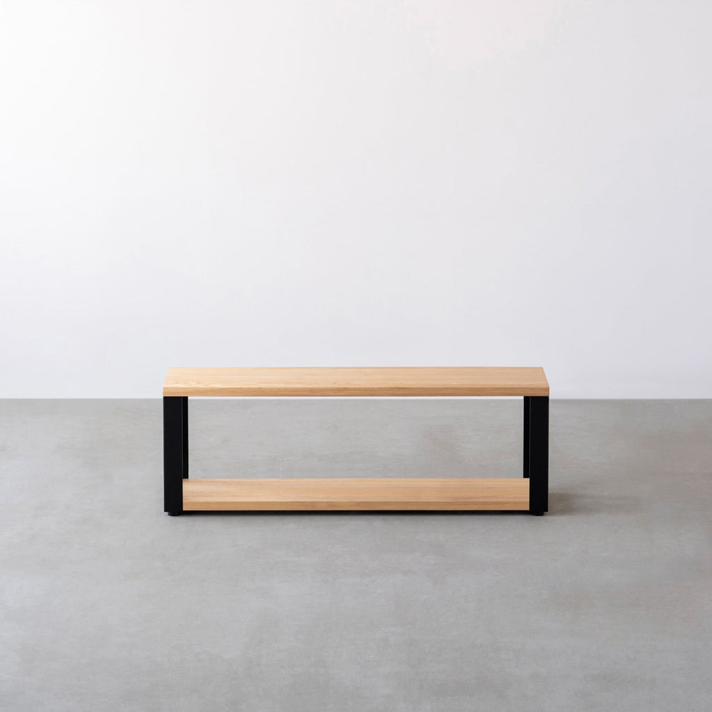 Kanademonoのホワイトアッシュ無垢材の棚板とマットブラックの鉄脚の２段ストレージシェルフS（正面）