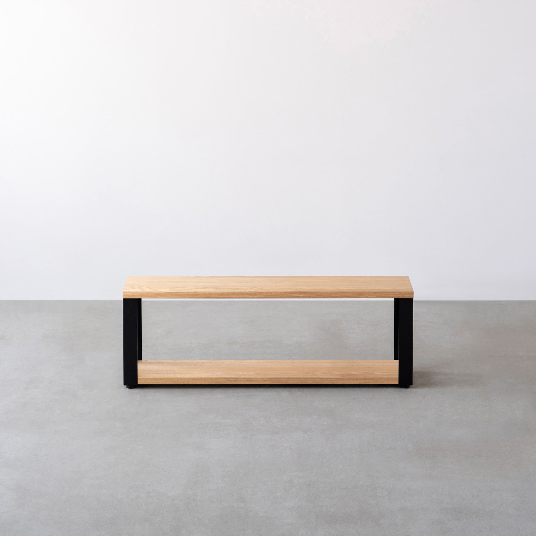 Kanademonoのホワイトアッシュ無垢材の棚板とマットブラックの鉄脚の２段ストレージシェルフS（正面）