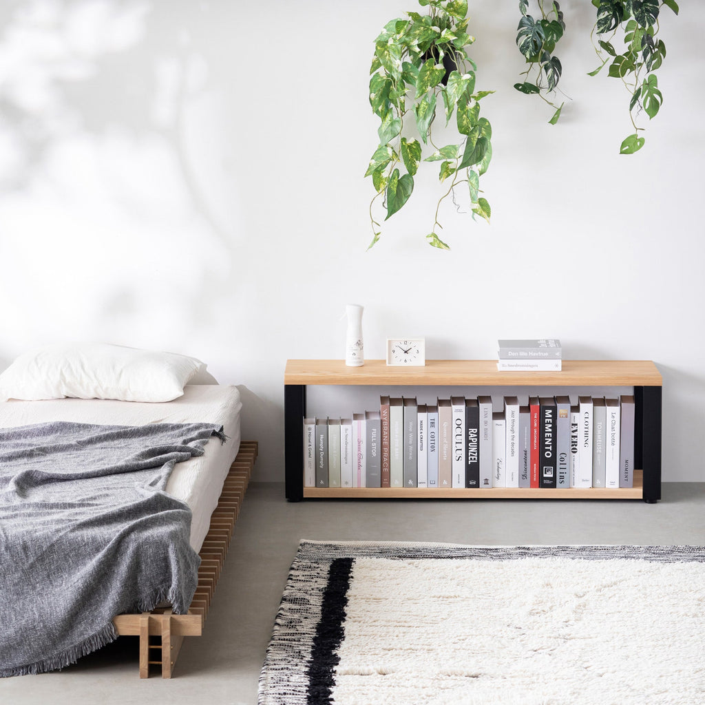 Kanademonoのホワイトアッシュ無垢材の棚板とマットブラックの鉄脚の２段ストレージシェルフS（使用例）