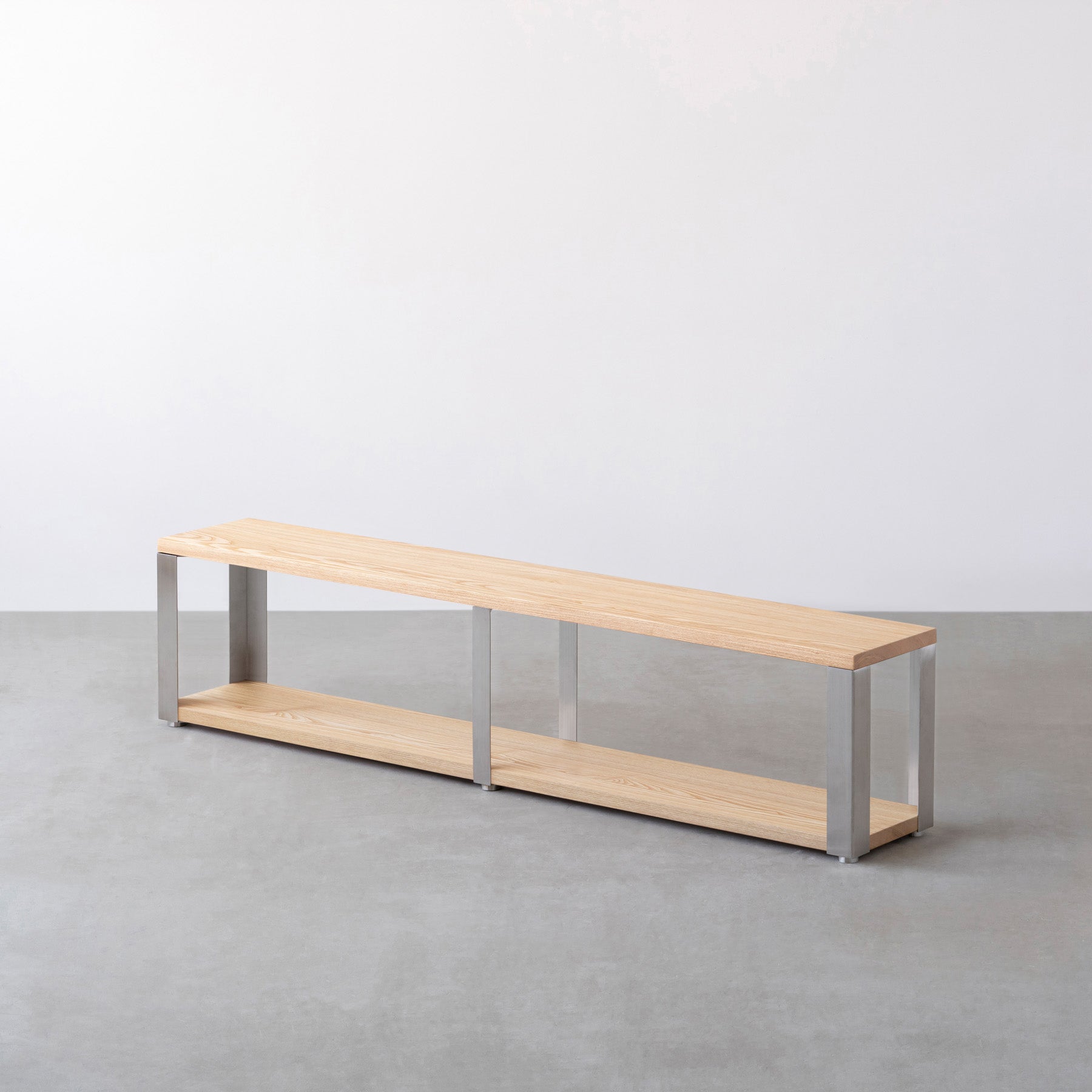 Kanademonoの無垢材ホワイトアッシュの棚板とステンレスの鉄脚の２段ストレージシェルフM