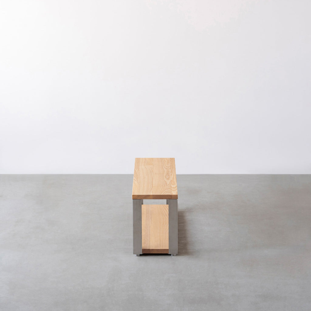 Kanademonoの無垢材ホワイトアッシュの棚板とステンレスの鉄脚の２段ストレージシェルフS（側面）