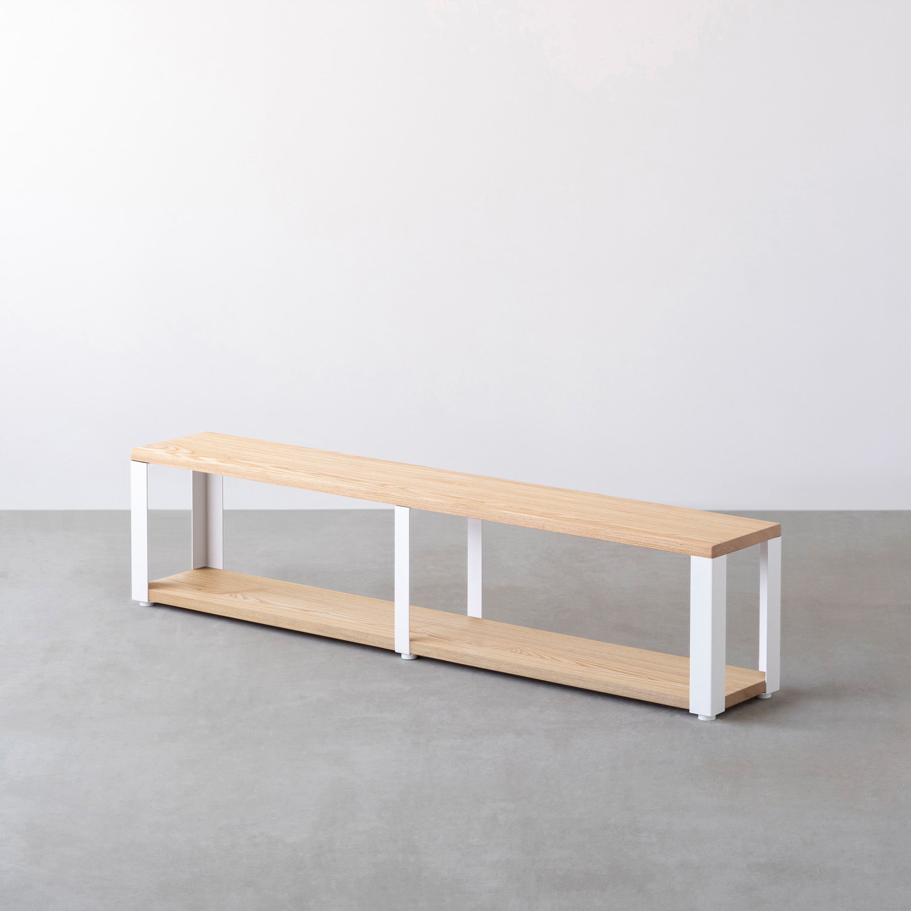 Kanademonoの無垢材ホワイトアッシュの棚板とホワイトの鉄脚の２段ストレージシェルフM