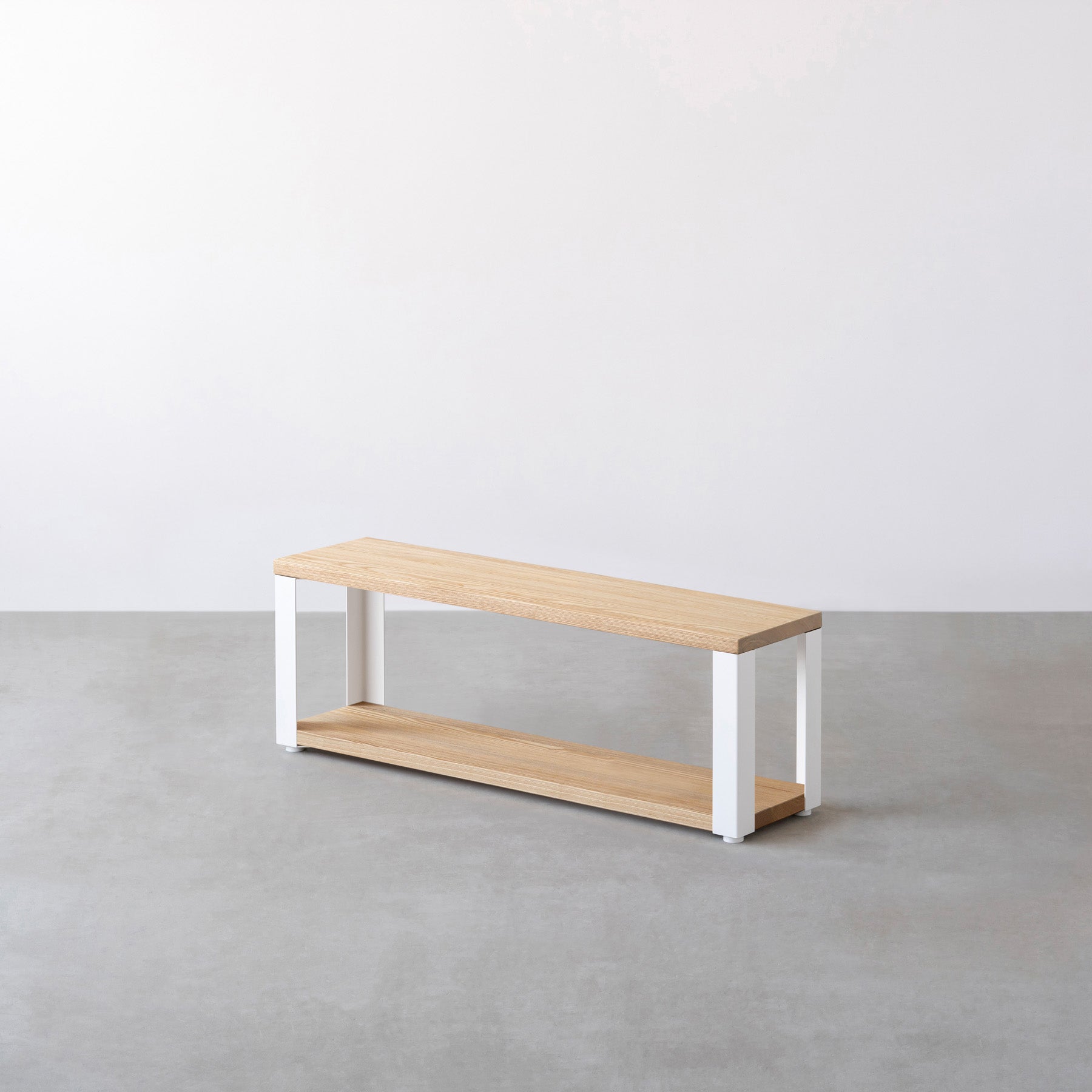 Kanademonoの無垢材ホワイトアッシュの棚板とホワイトの鉄脚の２段ストレージシェルフS