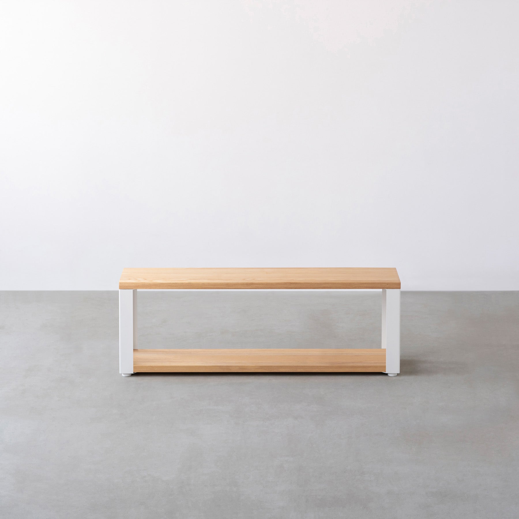 Kanademonoの無垢材ホワイトアッシュの棚板とホワイトの鉄脚の２段ストレージシェルフS（正面）