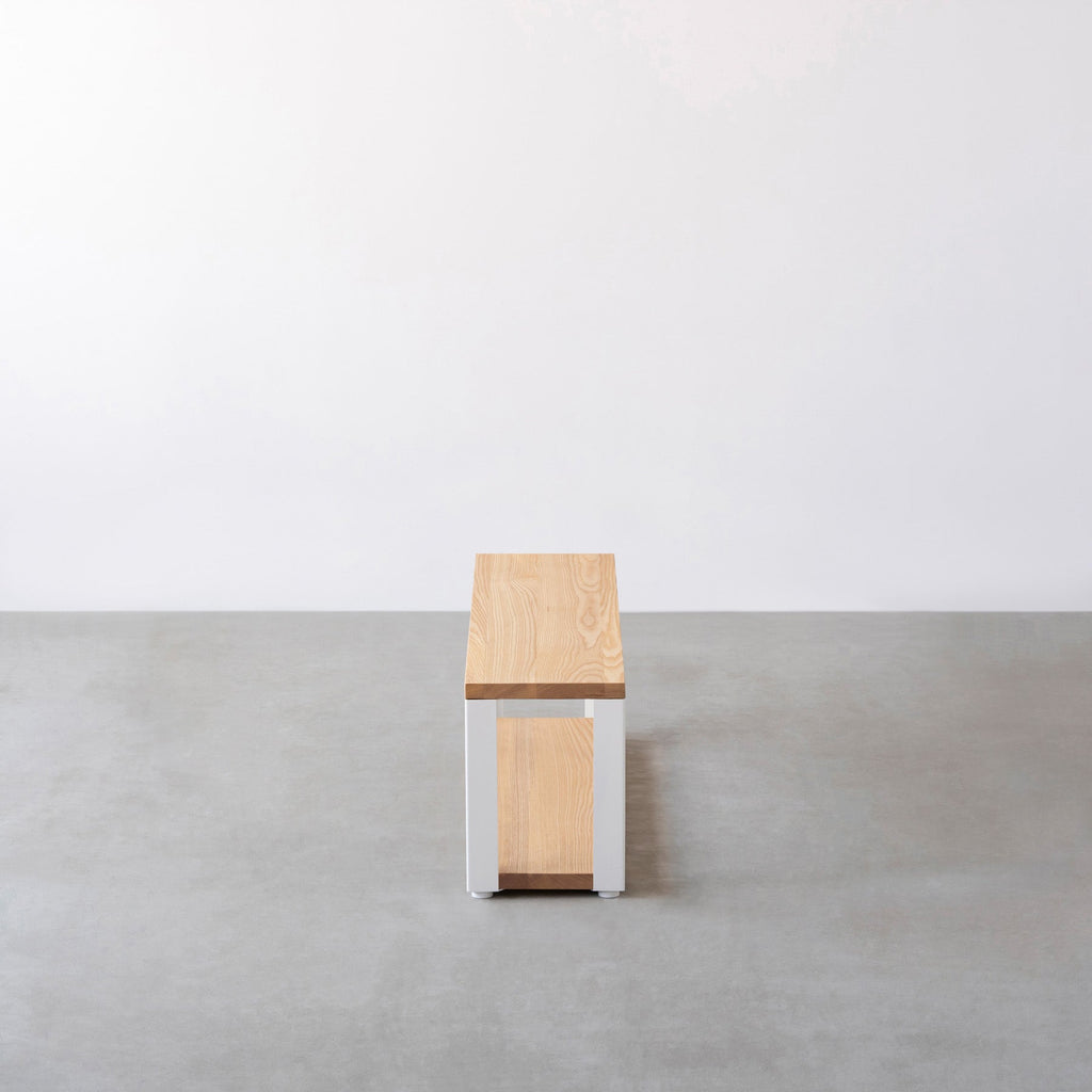 Kanademonoの無垢材ホワイトアッシュの棚板とホワイトの鉄脚の２段ストレージシェルフS（側面）