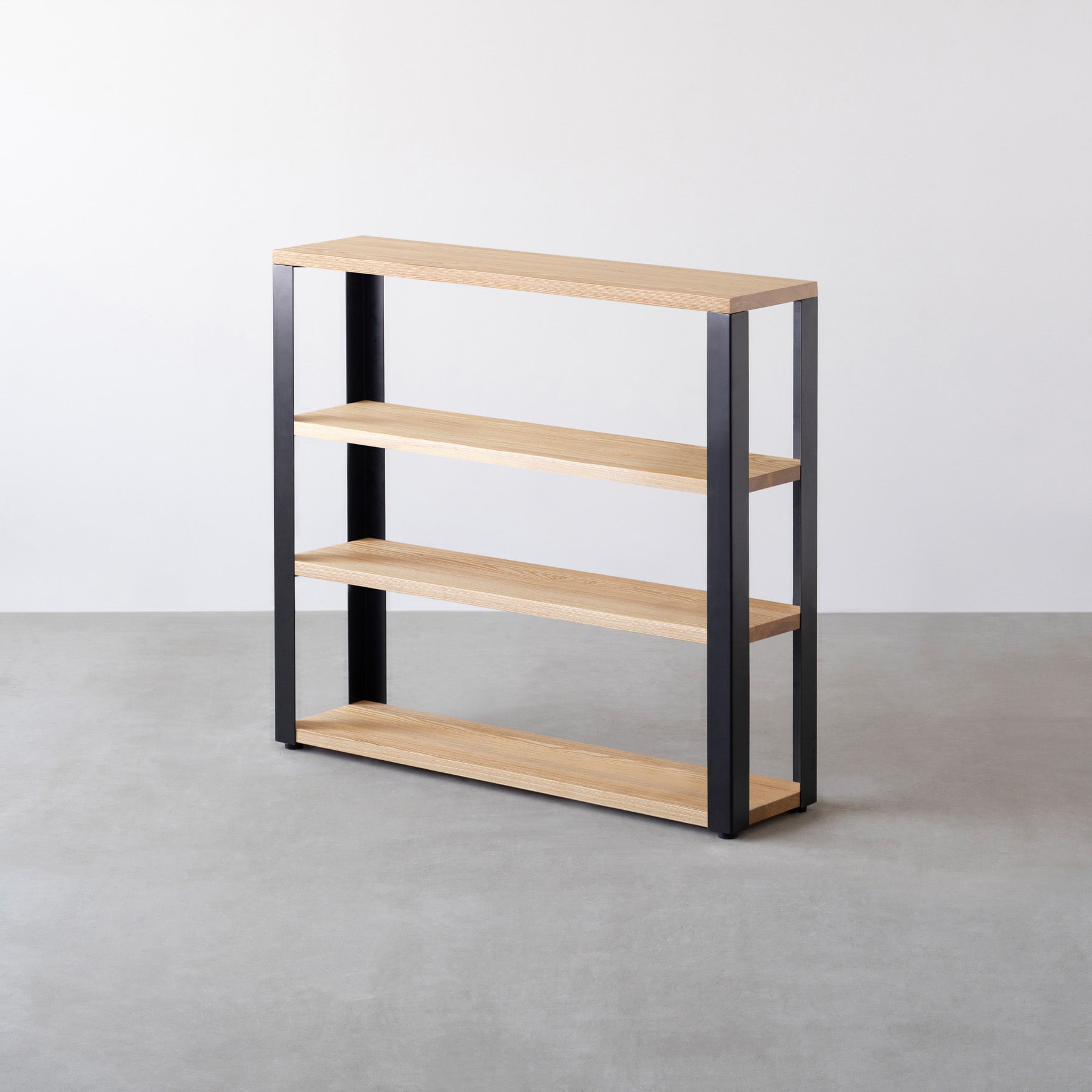 Kanademonoのホワイトアッシュ無垢材の棚板とマットブラックの鉄脚の４段ストレージシェルフS