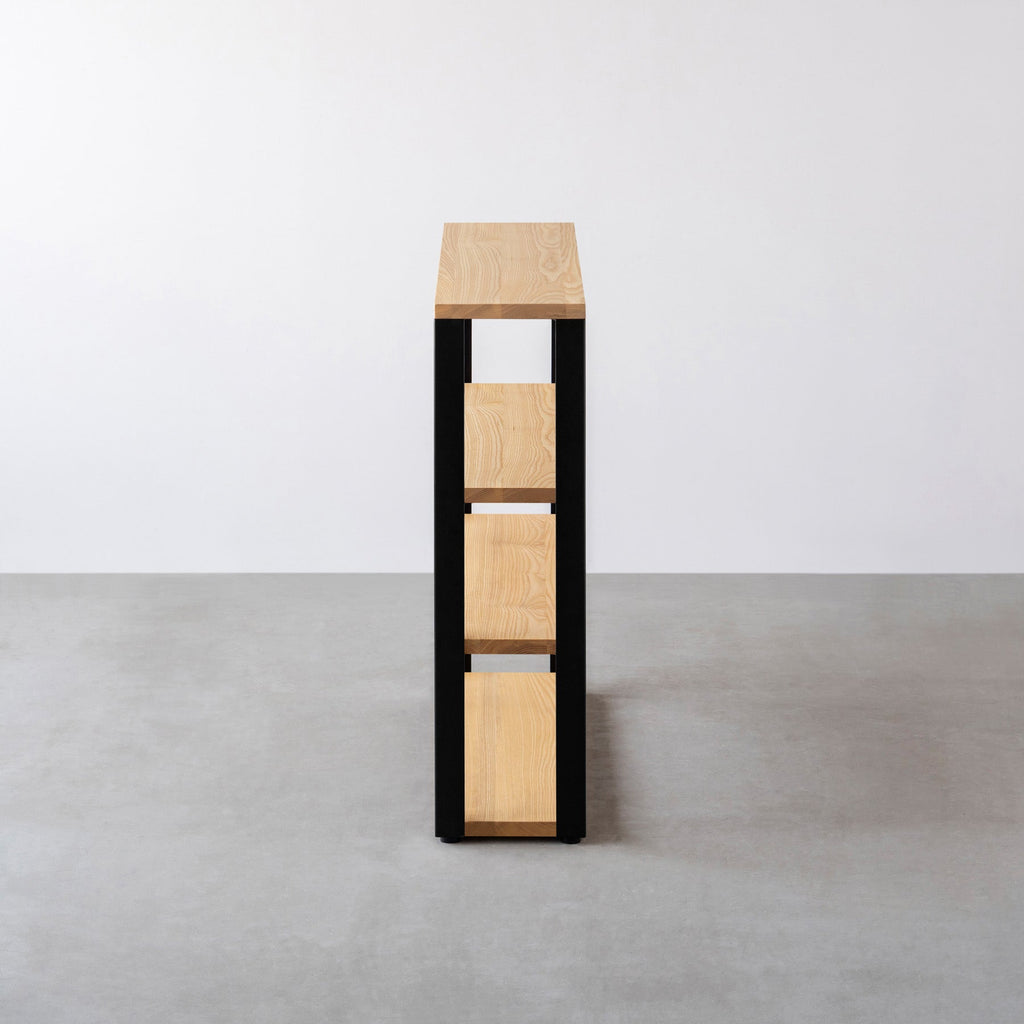 Kanademonoのホワイトアッシュ無垢材の棚板とマットブラックの鉄脚の４段ストレージシェルフS（側面）