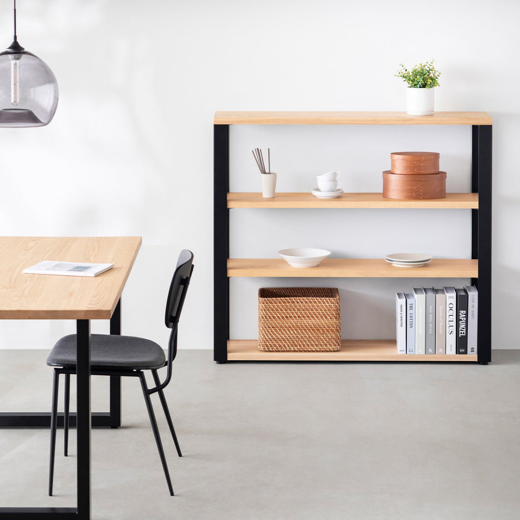 Kanademonoのホワイトアッシュ無垢材の棚板とマットブラックの鉄脚の４段ストレージシェルフS（使用例）