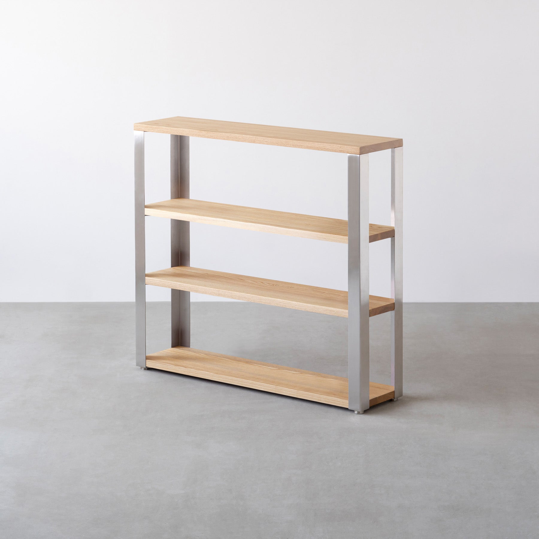 Kanademonoの無垢材ホワイトアッシュの棚板とステンレスの鉄脚の４段ストレージシェルフS
