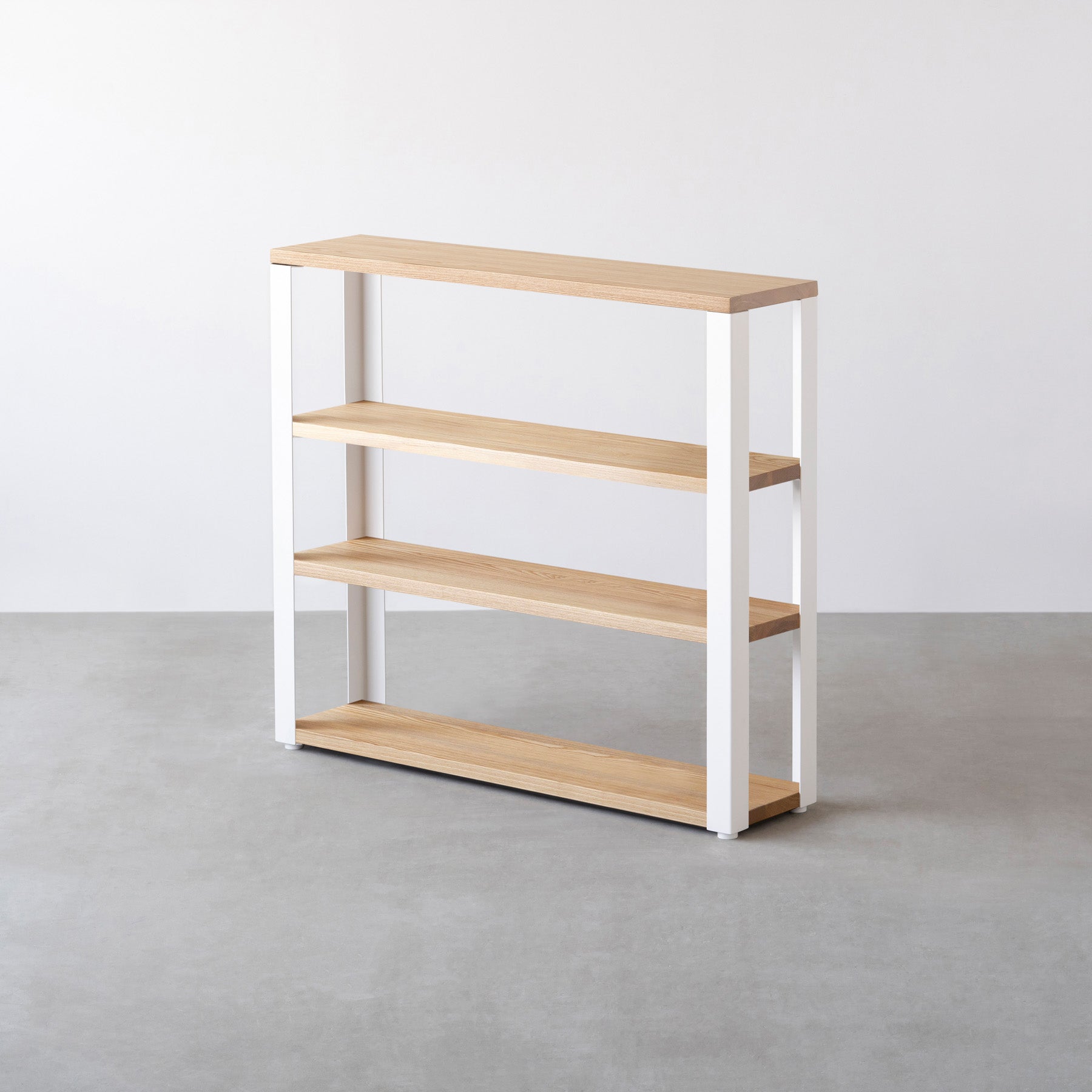 Kanademonoの無垢材ホワイトアッシュの棚板とホワイトの鉄脚の４段ストレージシェルフS