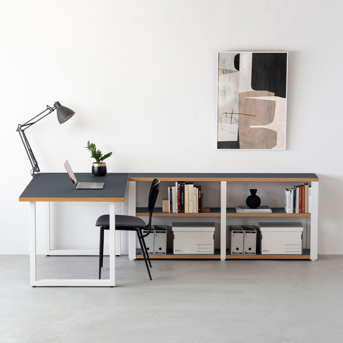 KanademonoのリノリウムPewter棚板とマットホワイト鉄脚のストレージシェルフ幅60~120cm（使用例）