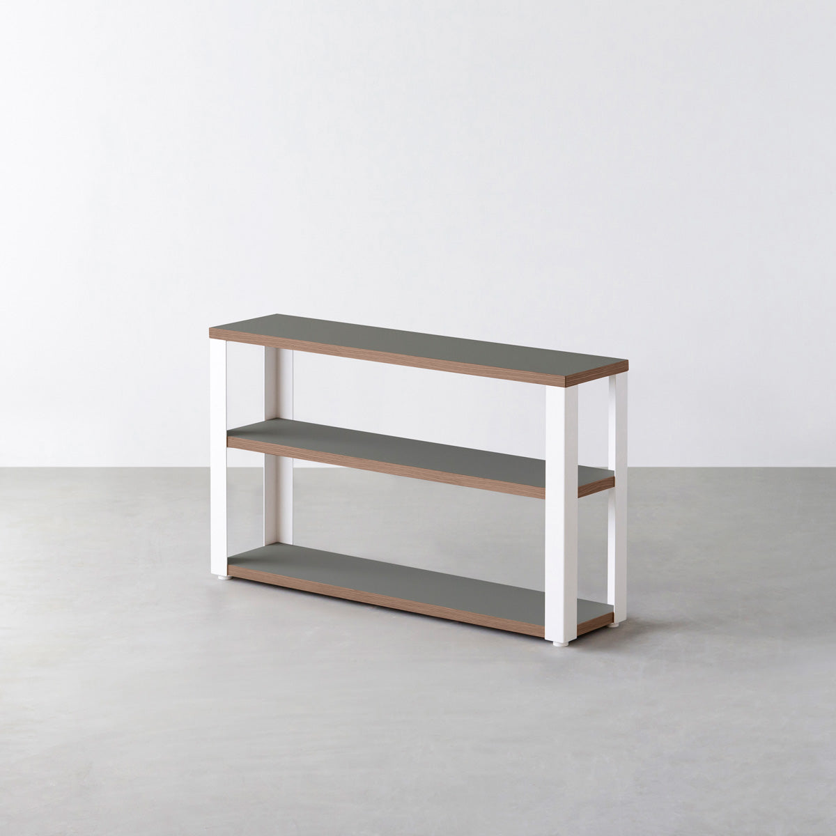 KanademonoのリノリウムPewter棚板とマットホワイト鉄脚のストレージシェルフ幅60~120cm（ウォルナット）