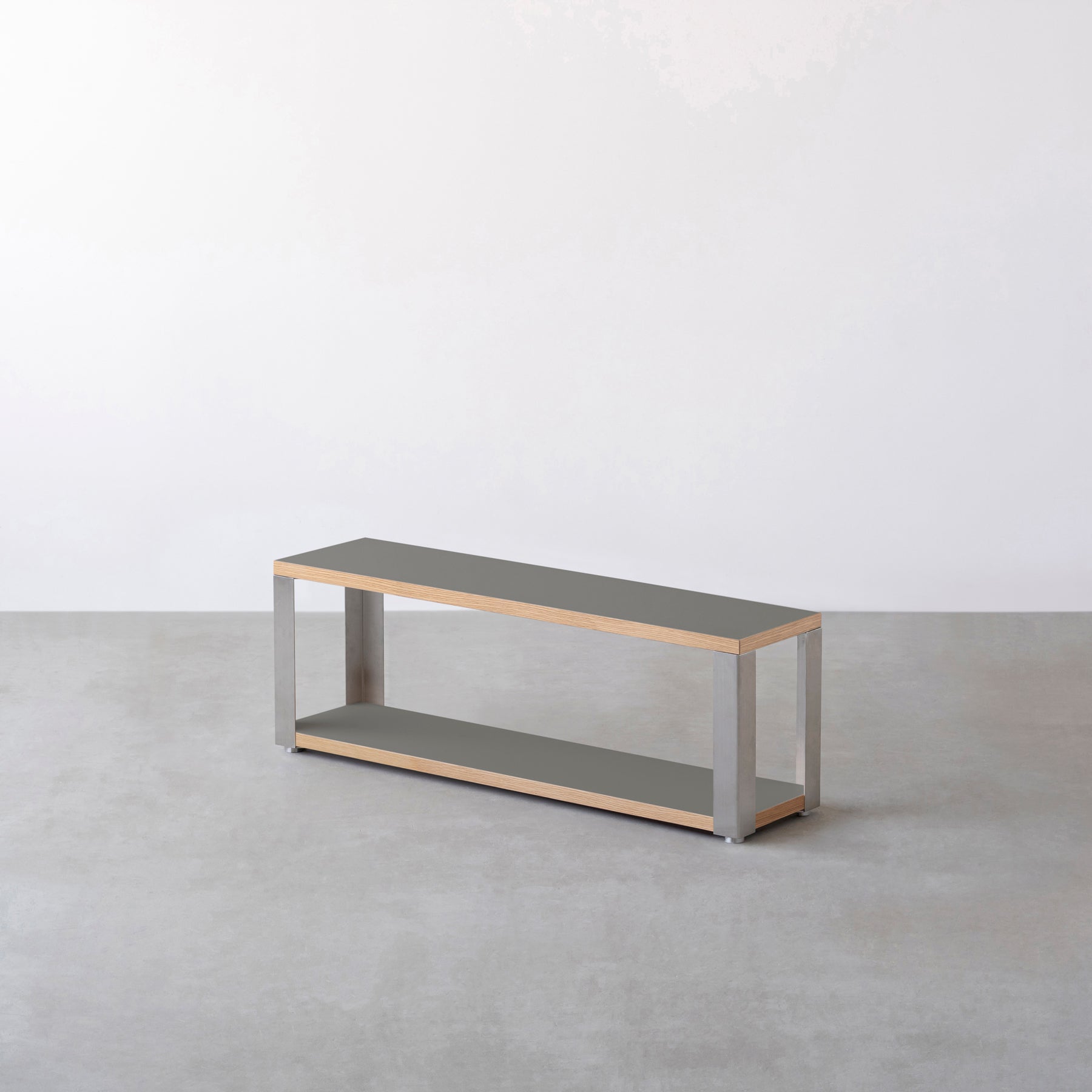 Kanademonoのリノリウム素材の棚板にステンレスフレームを組み合わせた２段ストレージシェルフ /Pewter