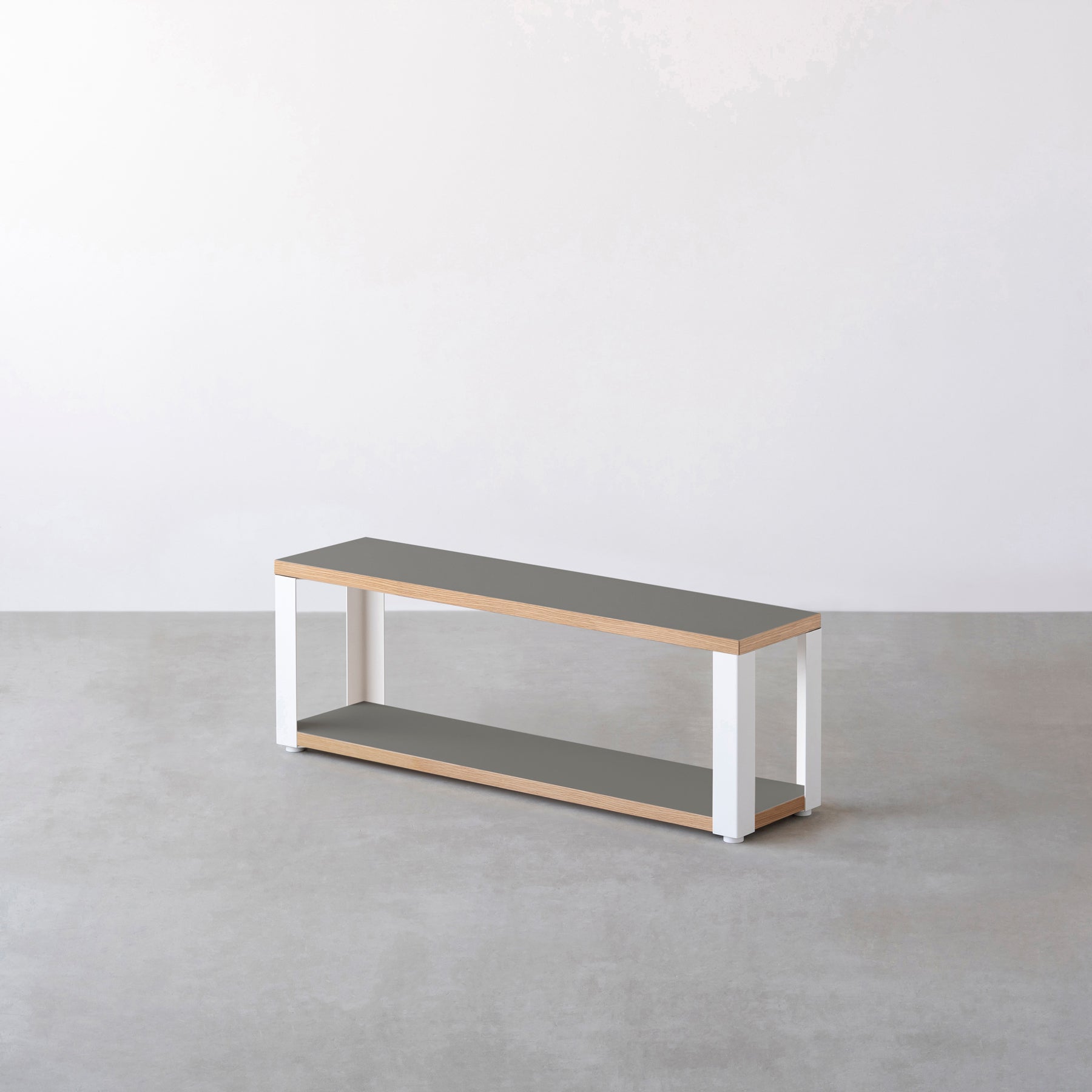 Kanademonoのリノリウム素材の棚板にホワイトのアイアンフレームを組み合わせた２段ストレージシェルフ / Pewter