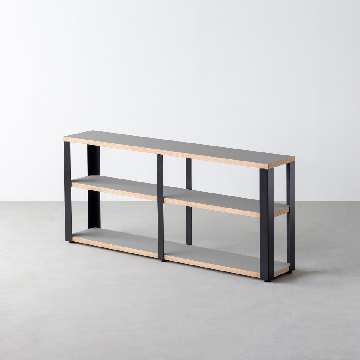 KanademonoのリノリウムAsh棚板とマットブラック鉄脚のストレージシェルフ幅121~160cm（オーク）