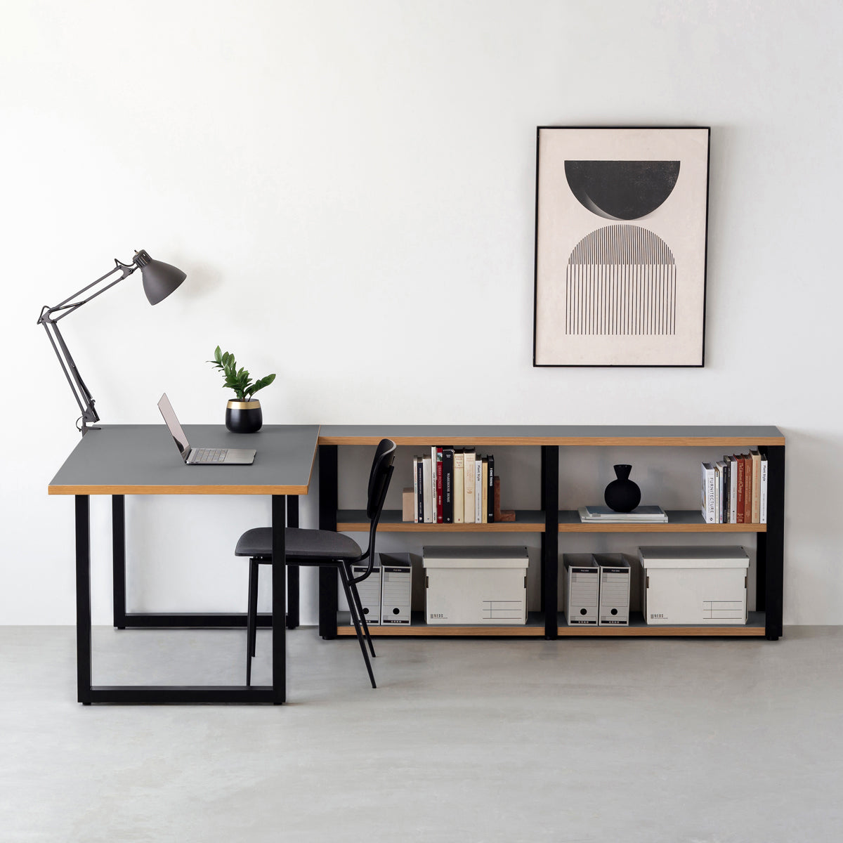 KanademonoのリノリウムAsh棚板とマットブラック鉄脚のストレージシェルフ幅121~160cm（使用例）