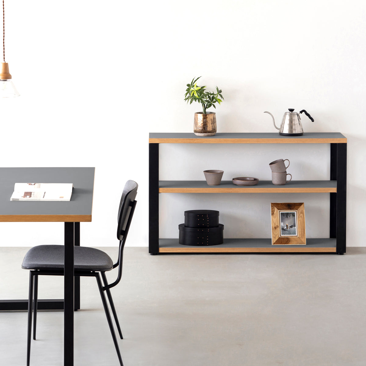 KanademonoのリノリウムAsh棚板とマットブラック鉄脚のストレージシェルフ幅60~120cm（使用例）