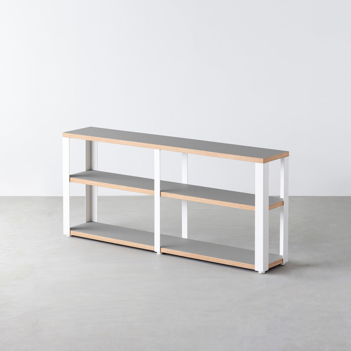 KanademonoのリノリウムAsh棚板とマットホワイト鉄脚のストレージシェルフ幅121~160cm（オーク）